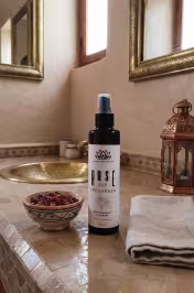 Spray désodorisant rose posé salle bain – Ambiance parfumée naturelle maison Maroc - miniature 3