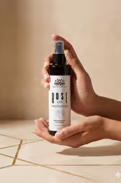 Spray désodorisant rose tenu en main – Ambiance parfumée naturelle maison Maroc - miniature 4