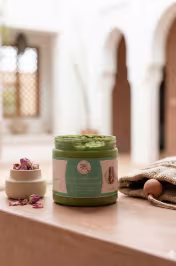 Pot henné végétal 200g posé sur étagère salle de bain – routine cheveux naturels Maroc - miniature 5