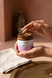 Texture masque argile blanche mélangée à l'eau de rose – Application visage routine beauté naturelle Kelaat M'Gouna - miniature 5