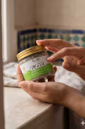 Main tenant pot masque argile verte 150g Rose Soffi – Format réel produit cosmétique bio Maroc - miniature 5