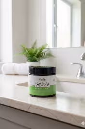Posé table masque argile verte mélangée à l'eau de rose – Application visage routine beauté naturelle - miniature 6