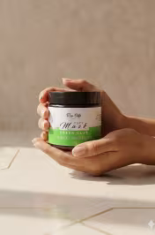 Tenu main masque argile verte mélangée à l'eau de rose – Application visage routine beauté naturelle - miniature 3