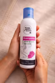 Application shampoing eau de rose sur cheveux – tenu en main Maroc - miniature 4