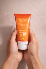 Tenu main crème solaire SPF 50 eau de rose sur visage – protection solaire quotidienne Maroc Ward Bladi - miniature 4