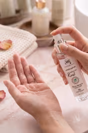 Application Eau de rose BIO 50ml spray certifiée ECOCERT USDA AB – hydrolat pur Rose de Damas terroir du Maroc - miniature 2