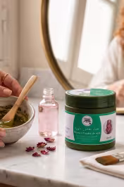 Pot henné végétal 200g posé sur étagère salle de bain – routine cheveux naturels Maroc - miniature 5