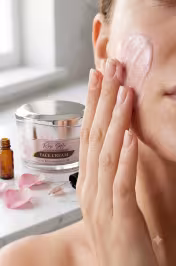 Application crème hydratante visage rose jojoba – routine beauté naturelle soin quotidien Ward Bladi - miniature 2