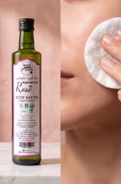 Flacon eau de rose 500ml sur table salle de bain – cosmétique bio naturelle Maroc - miniature 2